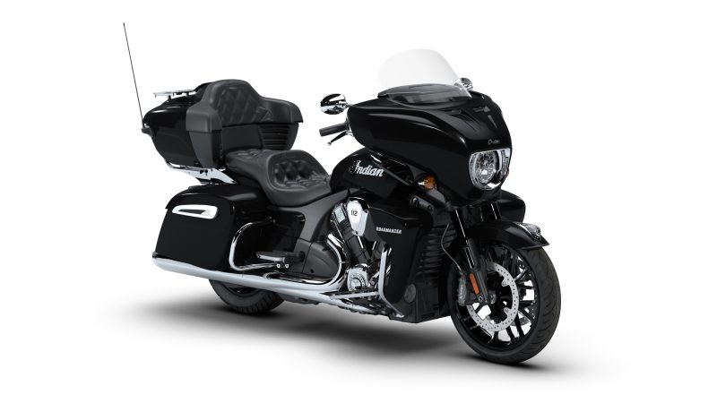 La Roadmaster PowerPlus Limited 2026 redéfinit le luxe sur deux roues.
Avec son moteur PowerPlus 112, sa technologie embarquée de nouvelle génération et son confort de croisière inégalé, elle incarne le haut de gamme absolu du grand tourisme américain.
⚙️ PowerPlus 112 – 1834 cc de performance fluide et puissante
Au cœur de la Roadmaster PowerPlus Limited bat le moteur PowerPlus 112, la référence du V-Twin moderne :
1 834 cc, 122 chevaux, 181 Nm de couple ;
Refroidissement liquide, arbres à cames en tête, 4 soupapes par cylindre ;
Couple disponible à tous les régimes, sans à-coups, avec des accélérations linéaires et puissantes.
Issu de la compétition, le PowerPlus 112 est le même moteur qui a propulsé Indian Motorcycle au titre “King of the Baggers 2024”.
Un moteur conçu pour offrir des reprises franches et une puissance maîtrisée, sans jamais avoir besoin de rétrograder.
🏁 Comportement et stabilité exemplaires
Le châssis de la Roadmaster PowerPlus Limited allie robustesse et précision :
Cadre rigide et équilibré, pour une direction précise et une conduite sans effort ;
Fourche inversée haute performance et freins Brembo® radiaux pour un contrôle total ;
Suspension arrière à précharge électronique, ajustable via l’écran RIDE COMMAND selon le poids embarqué ou la conduite à deux.
Résultat : une moto parfaitement stable sur autoroute, agile en ville et sereine en virage.
💻 Technologie PowerPlus – la moto connectée et intuitive
La Roadmaster PowerPlus Limited inaugure la nouvelle génération d’assistances intelligentes signées Indian Motorcycle :
🅿️ Bike Hold Control : maintien automatique du freinage en pente ;
⚖️ Freinage combiné électronique pour un équilibre optimal avant/arrière ;
👀 Alerte angle mort intégrée aux rétroviseurs et à l’écran RIDE COMMAND ;
🚗 Alerte de proximité et prévention de collision arrière ;
🧠 Smart Lean Technology™ : adapte l’ABS et la traction selon l’angle d’inclinaison.
Tout est centralisé via le grand écran tactile RIDE COMMAND+ 178 mm (7 po) :
Navigation GPS, Apple CarPlay®, Bluetooth, Bike Locator, Bike Health, et connectivité gratuite 1 an ;
3 modes de conduite, désactivation de cylindre, régulateur de vitesse, clé sans contact, port USB ;
Interface intuitive, avec affichage personnalisable et fonctions vocales.
🪶 Confort suprême – pour les longues routes
La Roadmaster PowerPlus Limited a été conçue pour les pilotes et passagers exigeants :
Selle ClimaCommand chauffante et ventilée, réglable depuis la console ou l’écran tactile ;
Poignées chauffantes, cockpit ergonomique, bulle électrique (100 mm) ;
Sacoches et top case verrouillables à distance, totalisant plus de 140 L de rangement ;
Finition chromée haut de gamme et peinture exclusive Limited, pour un style classique et prestigieux.
Chaque kilomètre devient un voyage de première classe.
🔧 Accessoires 2026 – le touring sans compromis
Bagagerie Spirit Lake 2026 :
Sacs intérieurs Spirit Lake pour sacoches et coffres, résistants et élégants ;
Sac de touring Spirit Lake à roulettes, pratique et raffiné pour les longs trajets.
Confort et ergonomie :
Repose-pieds Headdress, sélecteur Pinnacle, pare-brise Flare® 300 mm, dossier pilote ;
Trunk Low Profile Quick Release (+45 L) pour un style épuré et plus de capacité ;
Phare adaptatif Pathfinder LED pour un éclairage optimal dans les virages.
Audio et technologie :
Système PowerBand Audio, conçu pour surpasser le bruit du vent et du moteur, pour une expérience sonore claire et immersive.
💎 L’élégance mécanique selon Indian
La Roadmaster PowerPlus Limited 2026 allie la puissance brute du PowerPlus, le confort d’un salon roulant et la finition luxueuse propre à Indian Motorcycle.
Une machine conçue pour traverser les continents dans un silence mécanique absolu — le plaisir de conduire, sans compromis.
👉 Indian Roadmaster PowerPlus Limited – Le grand luxe américain sur deux roues.