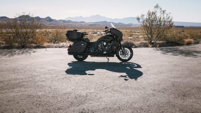 Indian Roadmaster PowerPlus Dark Horse 2026 – Le sommet du grand tourisme américain.